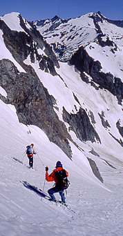 Carl Skoog and Andreas Schmidt descend the north face of Hurry-Up Peak. © Lowell Skoog. 