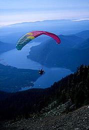 Steve Ahlrich paragliding from Mount Ellinor. © Lowell Skoog