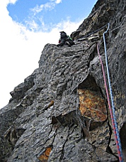 Rolf Larson leading through the roofs. Photo © Eric Wehrly.