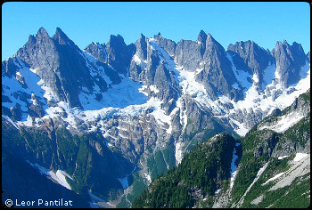 Southern Picket Range from the Luna Peak high route. Photo © Leor Pantilat.