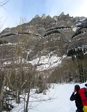 Looking up at Midnight Rambler (left-hand ice gully) on Mount Wilson. Photo © Rick Wire.